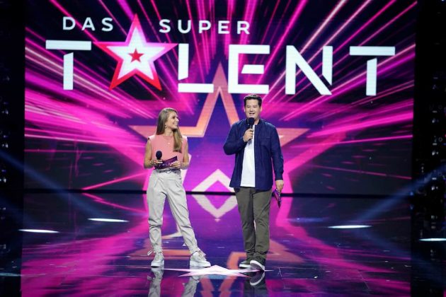 Supertalent am 6.11.2021 - Alle Kandidaten + Lukas Podolski in der Jury - hier im Bild Lola Weippert und Chris Tall, Moderatoren vom Supertalent 2021