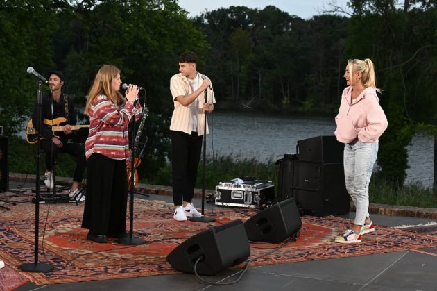 The Voice of Germany 18.11.2021 Talente, Battles, wer ist weiter - hier im Bild Sophie, Anton und Kira vom Team Sarah