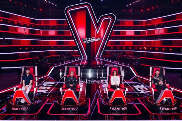 The Voice of Germany am 25.8.2022 - Alle Talente, Songs und wer in welches Team kommt - hier im Bild die 4 Coaches auf ihren Stühlen auf der Bühne