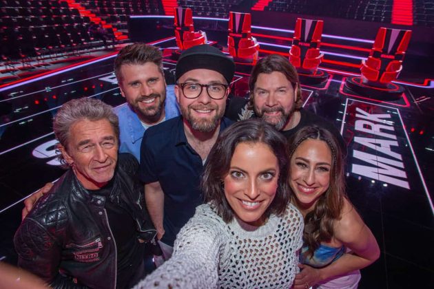 Kein The Voice 2022 mehr ab 6.10.2022 donnerstags auf ProSieben - hier im Bild alle Coaches und die beiden Moderatoren der Casting-Show 2022