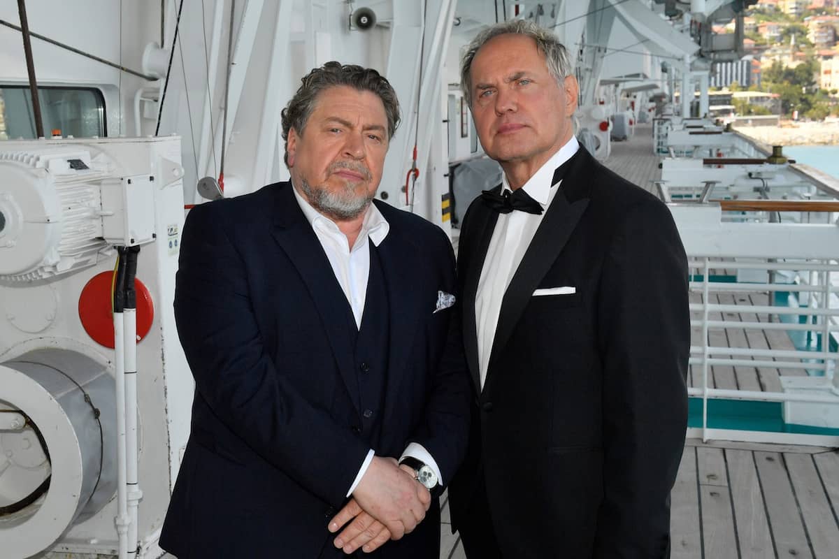 Beim Traumschiff am 1.1.2023 als vermeintliches Pärchen Roman Schmidt (Armin Rohde) und Sebastian Prinz (Uwe Ochsenknecht)