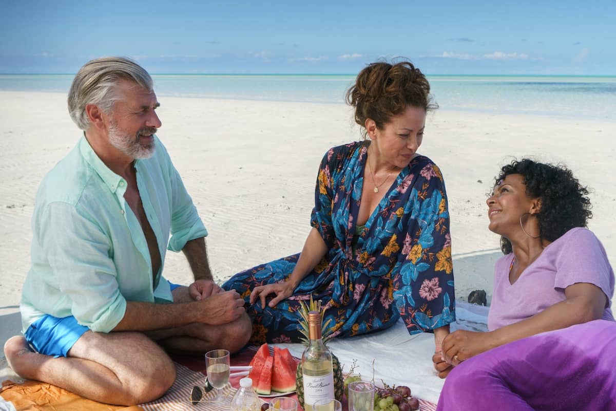 Neujahrs-Traumschiff 2023 auf den Bahamas mit u.a. Martin (Daniel Morgenroth), Marie (Carolina Vera) und und Sophia (Dennenesch Zoude)