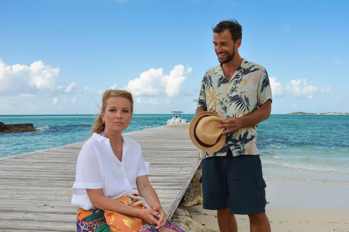 Traumschiff 1. Januar 2023 auf den Bahamas - Melanie Singer (Aline Hochscheid) und Toby Heers (Max Alberti)