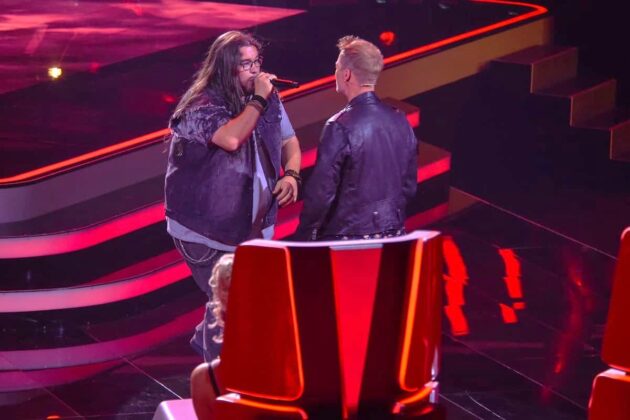 The Voice of Germany 10.11.2023 - Erste Team Fights (Sing offs), alle Talente und Songs - hier im Bild Ronan Keating mit Egon Herrnleben aus seinem Team in den Team Fights - Sing offs