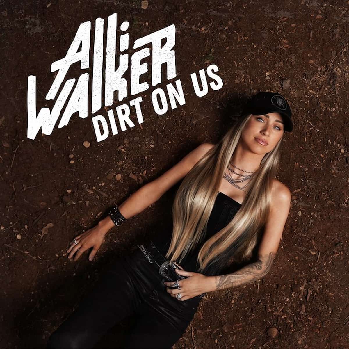 Alli Walker “Dirt On Us” Country-Sängerin veröffentlicht neuen Song - hier im Bild das Single-Cover mit Alli Walker auf dem Boden liegend im Fokus