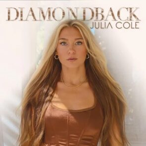 Julia Cole veröffentlicht neuen Country-Song “Diamondback” - hier im Bild das Single-Cover mit einem großen Foto von Julia Cole im Zentrum