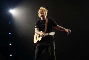 Ed Sheeran Konzerte 2025 in Deutschland in Deutschland und Schweiz - hier im Bild Ed Sheeran mit einer Gitarre