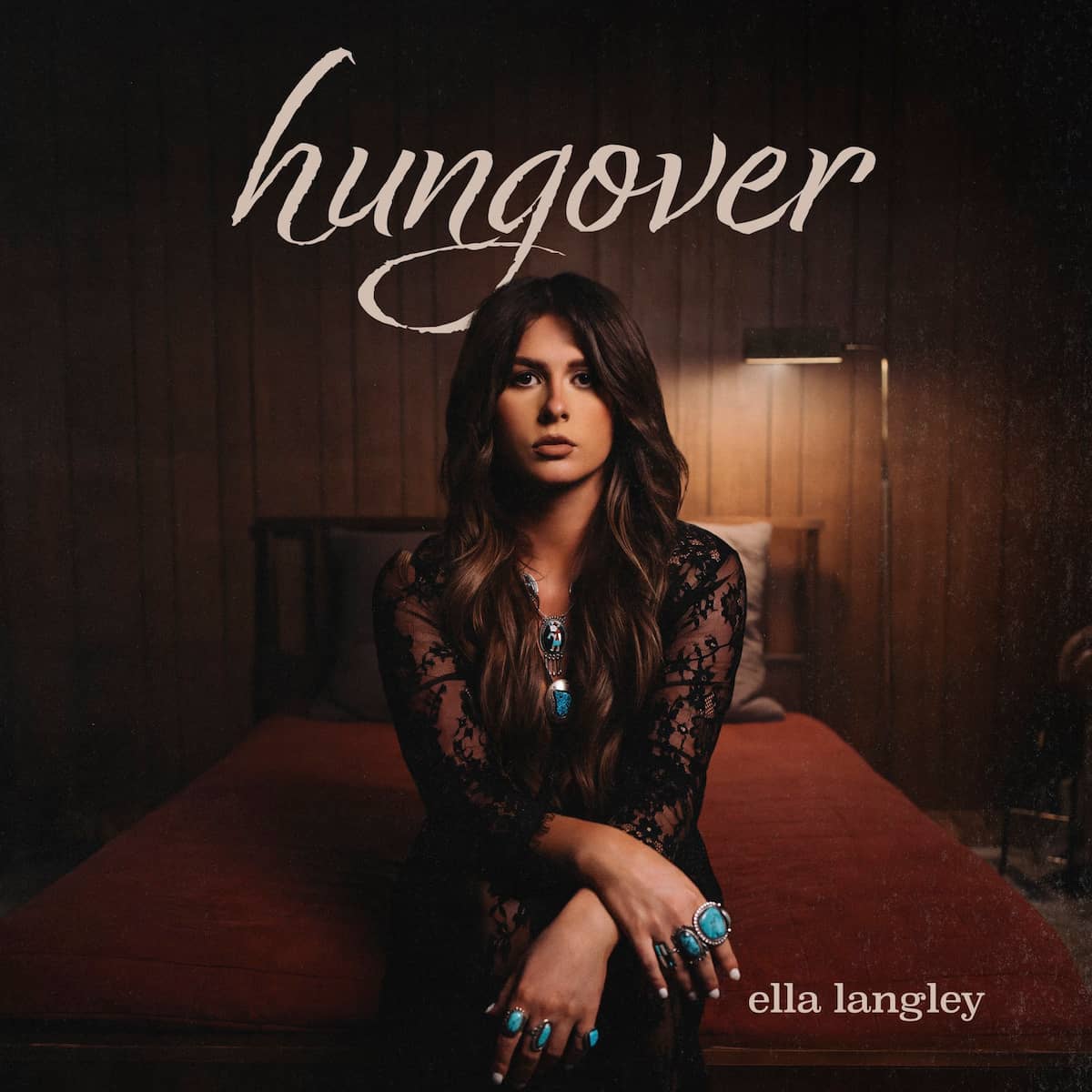 Ella Langley: Neues Country-Album “Hungover” veröffentlicht - hier im Bild das Album-Cover mit der Künstlerin im Mittelpunkt