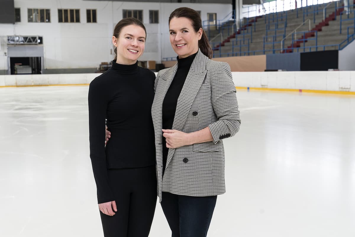 “Kati - Eine Kür, die bleibt” - Film im ZDF - hier im Bild die Film-Heldin und Eiskunstläuferin Katarina Witt und ihre Darstellerin im Film, die Schauspielerin Lavinia Nowak