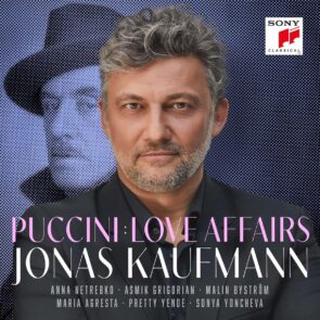 Klassik-CD von Jonas Kaufmann “Puccini Love Affairs” 2024 veröffentlicht - hier im Bild das Album Cover mit dem Gesicht von Jonas Kaufmann im Vordergrund und dem von Giacomo Puccini im Hintergrund