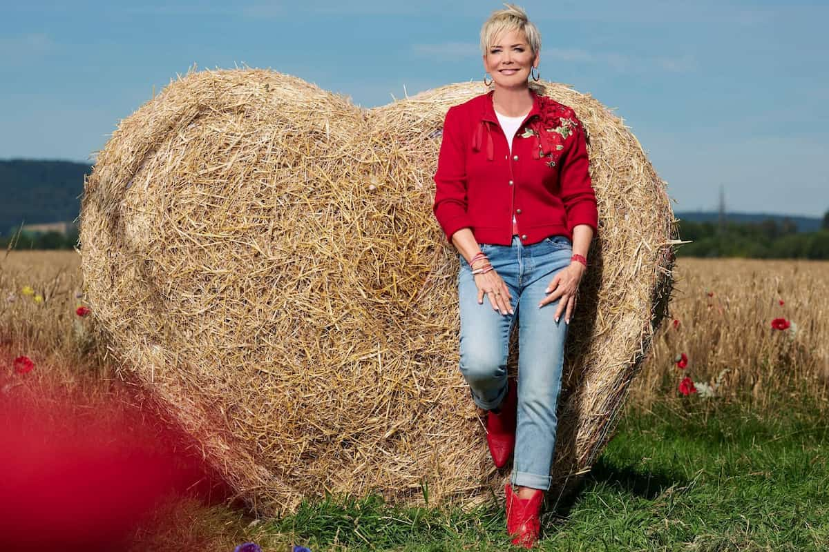 Neue Staffel Bauer sucht Frau 2024 beginnt am 30.9.2024 im Fernsehen - hier im Bild Inka Bause, die Moderatorin der Sendung