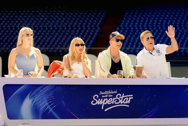 DSDS 26.10.2024 Stadion-Recall, Kandidaten, wer weiter kommt - hier im Bild die DSDS-Jury im Stadion auf Schalke in Gelsenkirchen Beatrice Egli, Loredana, Pietro Lombardi und Dieter Bohlen