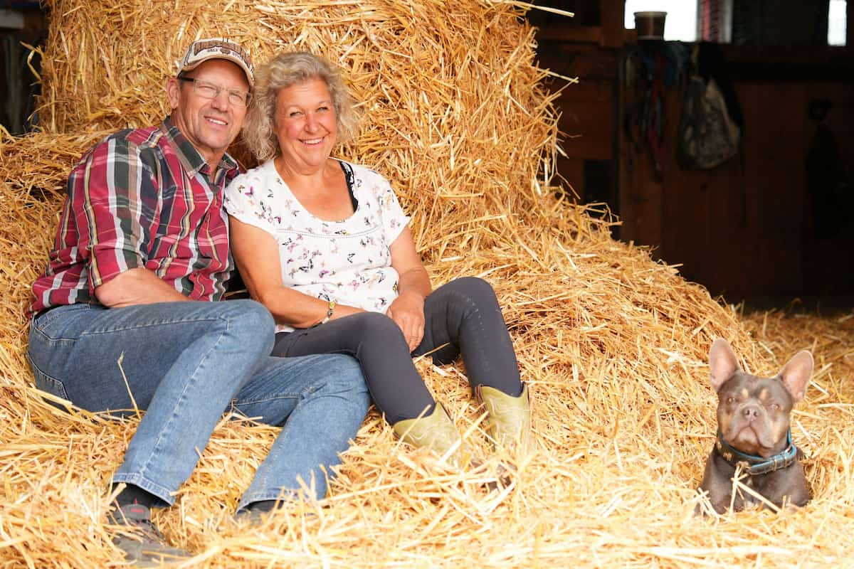 Jenny und Sweer bei Bauer sucht Frau am 14.10.2024 im Stroh