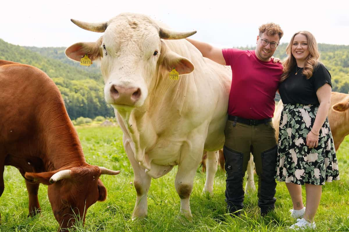 Marcel und Jasmin bei Bauer sucht Frau am 14.10.2024 bei den Kühen