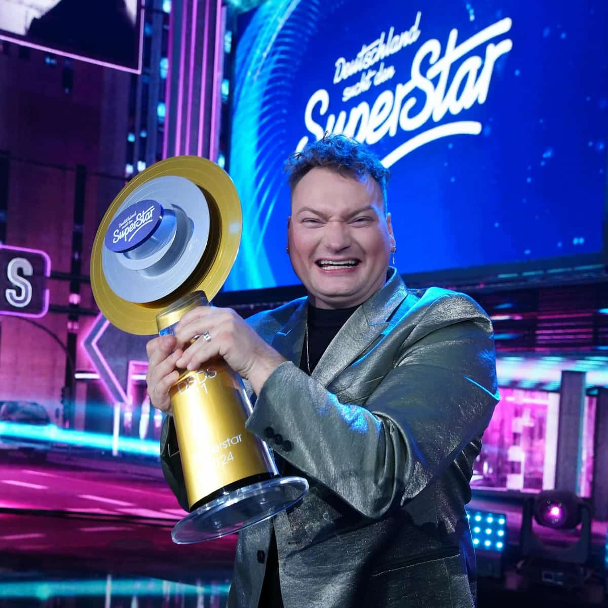 Christian Jährig als Gewinner DSDS 2024 mit dem Sieger-Pokal