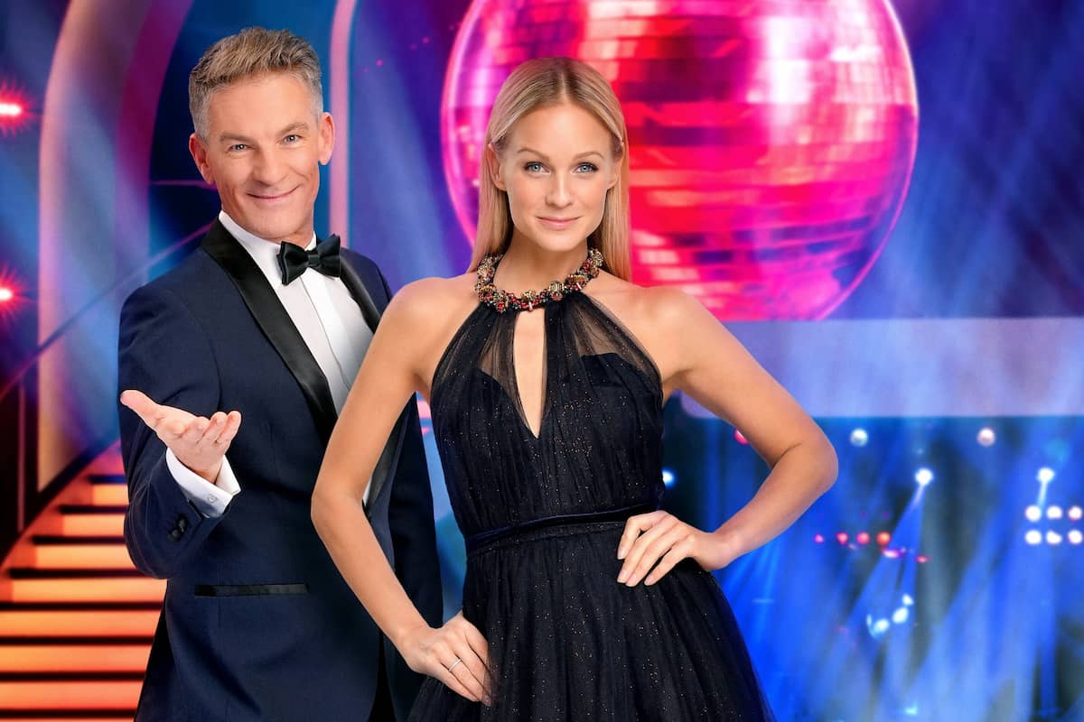 Dancing Stars 2025 - Prominente Kandidaten (Tänzer) vorgestellt - hier im Bild die Moderatoren von Dancing Stars 2025 Mirjam Weichselbraun und Andi Knoll