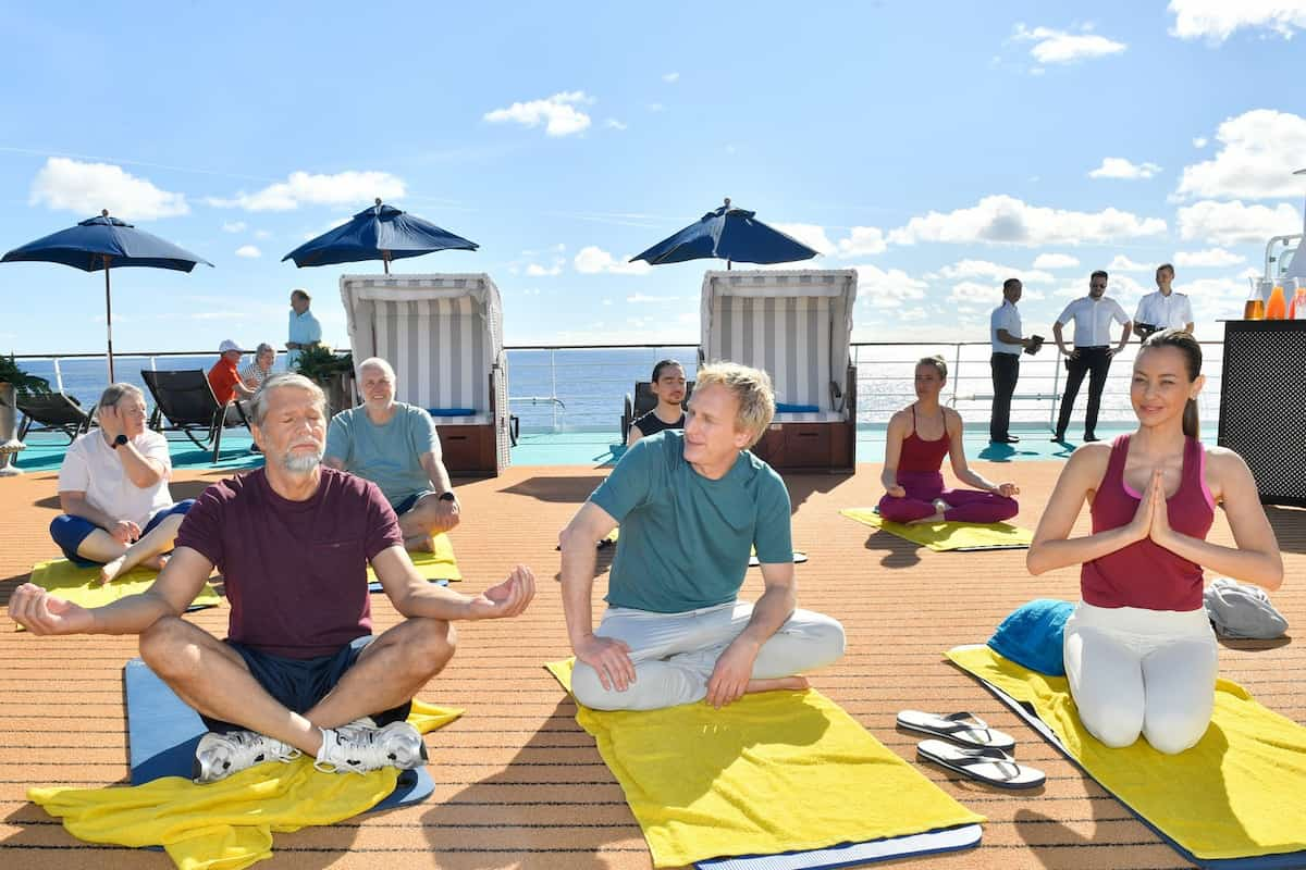 Kai Wiesinger, Kai Lentrodt und Alessandra Meyer-Wölden beim Yoga - Traumschiff 24.11.2024