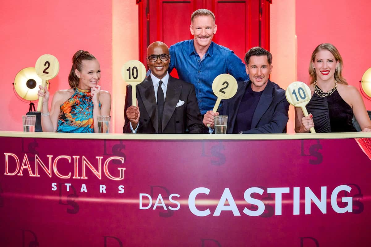 Dancing Stars 6.12.2024 Finale: Wer gewinnt, wird Profi-Tänzer bei Dancing Stars - hier im Bild die Jury mit Gast-Juror Bruce Darnell und Moderator Andi Knoll