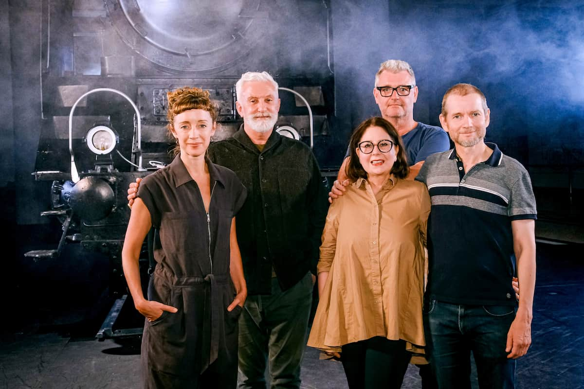 Team hinter den Kulissen vom Ballett beim Neujahrskonzert der Wiener Philharmoniker 2025 - hier im Bild Choreografin Cathy Marston, Kostümdesigner Patrick Kinmonth, ORF-Sendungsverantwortliche Karin Veitl, ORF-Kameramann Max Meissl und Regisseur Michael Beyer