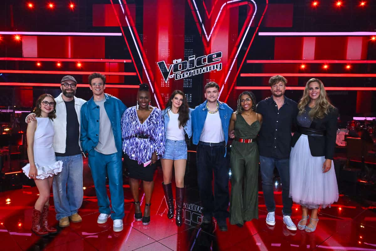 Wer wird Sieger-Gewinner The Voice of Germany 2024? - hier im Bild alle sechs Talente, die im Finale sind, und die vier Coaches