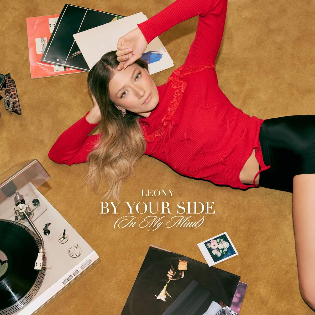 Leony 2025 Single “By Your Side (In My Mind)” vor neuem Album - hier im Bild das Single-Cover mit der Sängerin Leony im Mittelpunkt