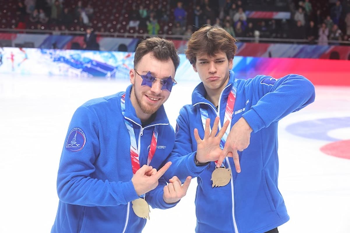 Vladislav Dikidzhi springt 4fachen Axel (hier mit Dmitri Aliev, links)