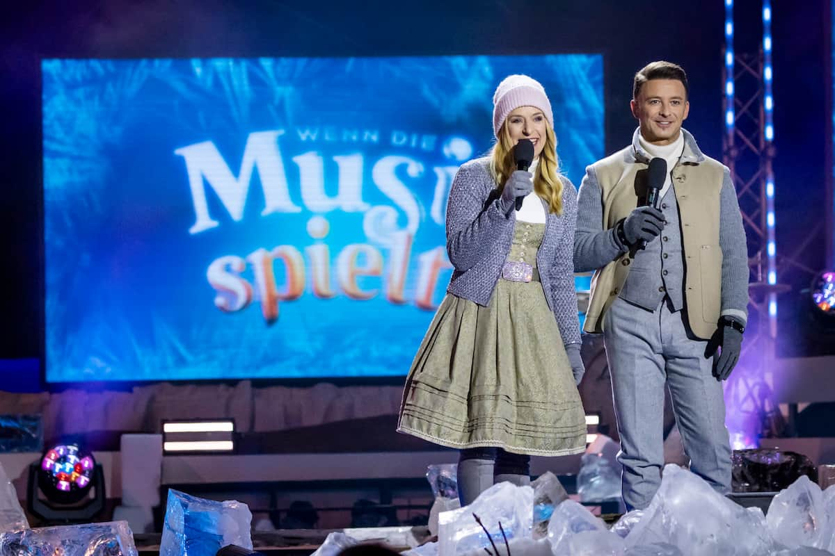 Wenn die Musi spielt 18.1.2025 Gäste Winter Open Air 2025 (ORF) - hier im Bild die Gastgeber Stefanie Hertel und Marco Ventre auf der Bühne in Bad Kleinkirchheim