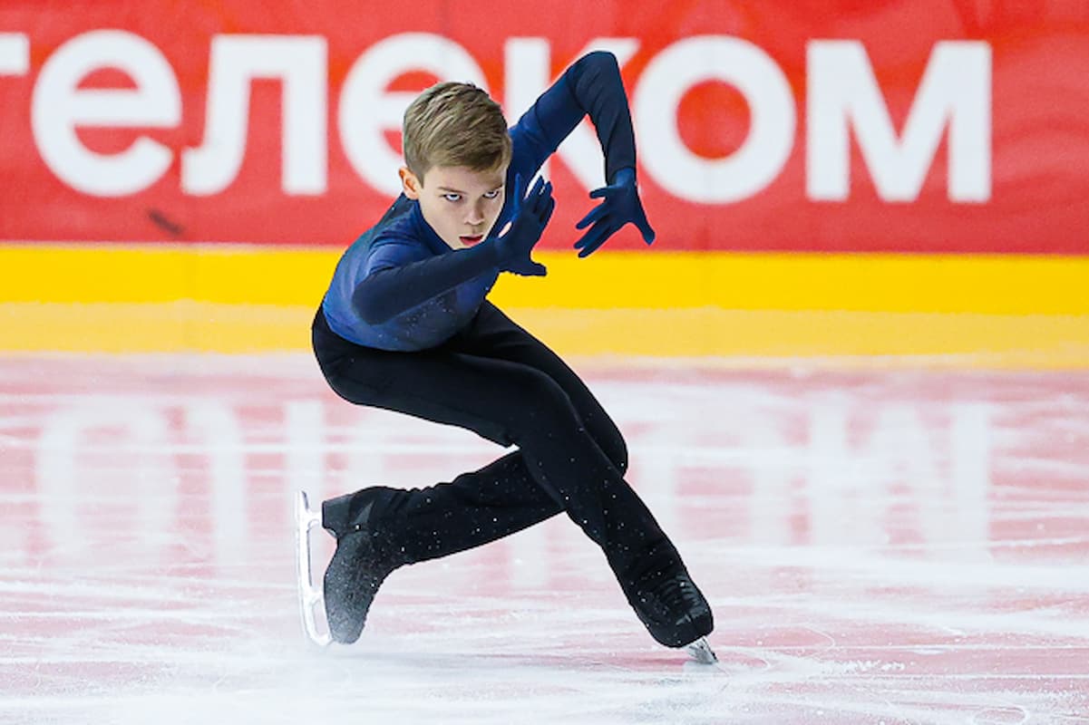 Lev Lazarev führt im Kurzprogramm bei der Junioren-Meisterschaft Russland 2025