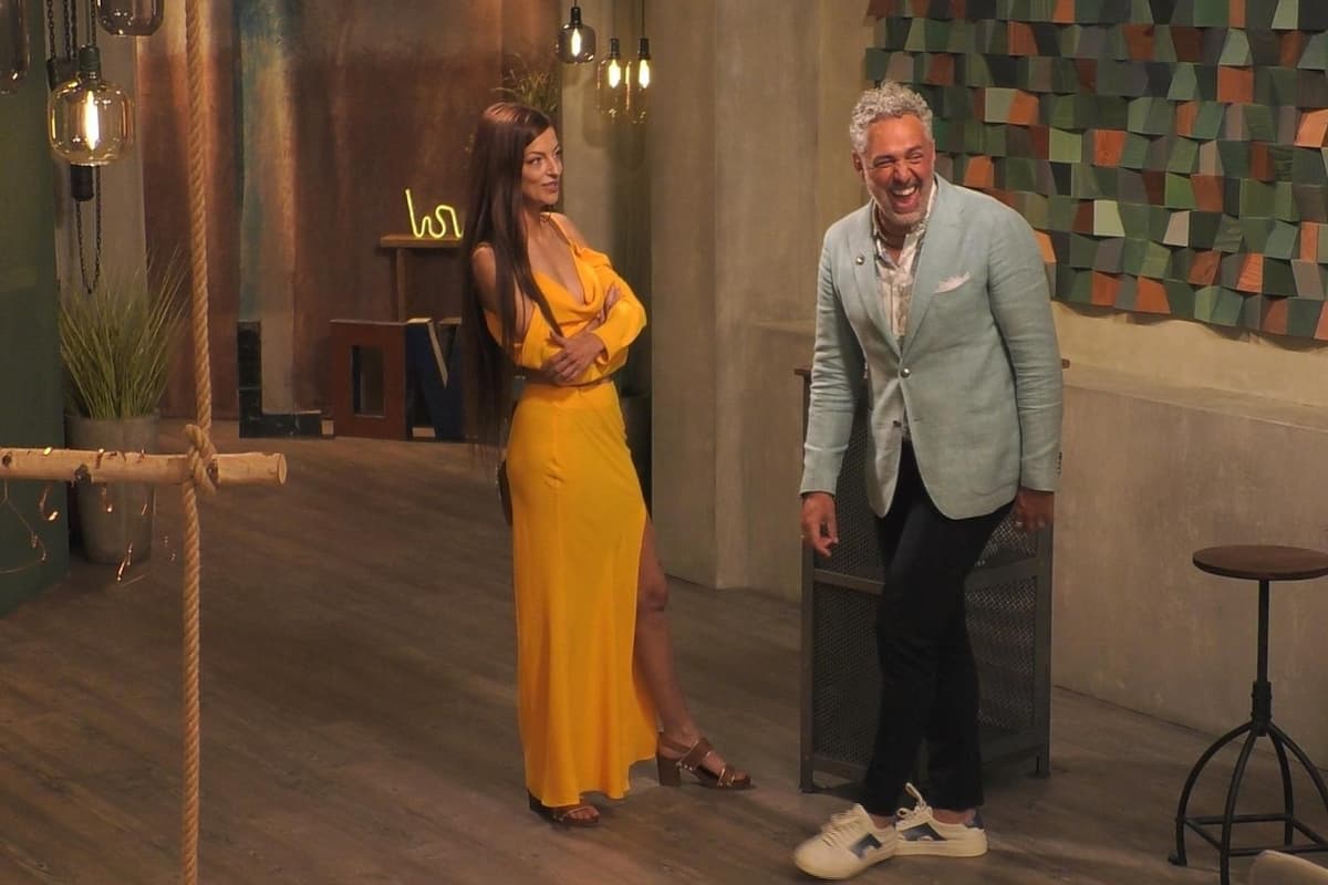 Promi First Dates 10.2.2025 auf VOX Wer ist dabei bei Roland Trettl - hier im Bild Gastgeber Roland Trettl mit Xenia - Prinzessin von Sachsen als Promi-Kandidatin bei der Begrüßung in seinem TV-Restaurant