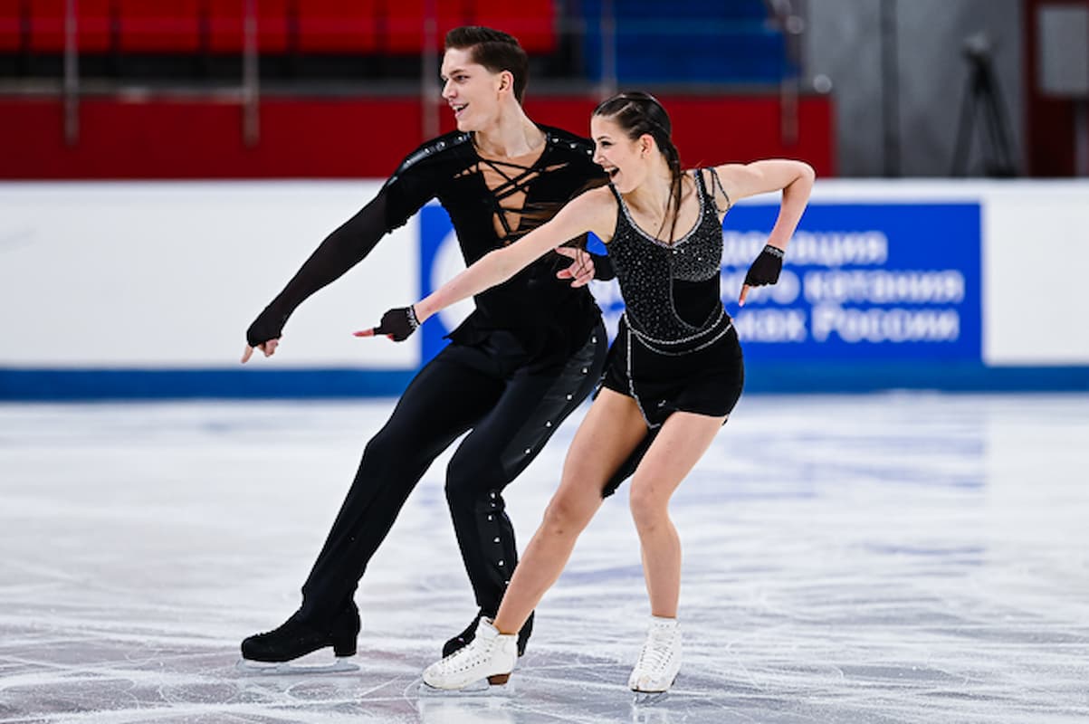 Vasilisa Grigoreva - Evgeniy Artyushchenko führen nach dem Rhythm Dance - Junioren-Eiskunstlauf-Meisterschaft 2025