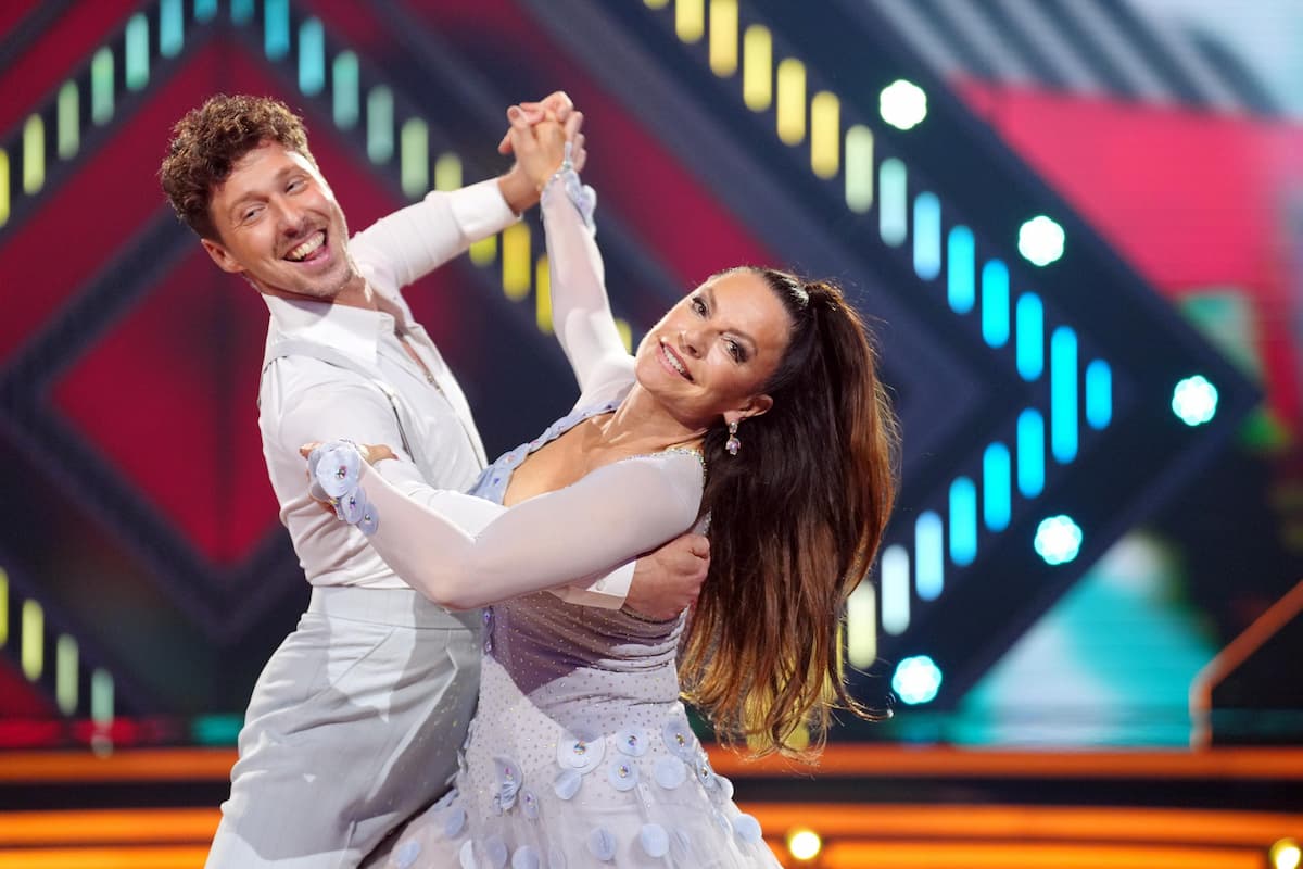 Christine Neubauer & Valentin Lusin Eifrig beim Quickstep - Let's dance 28.2.2025